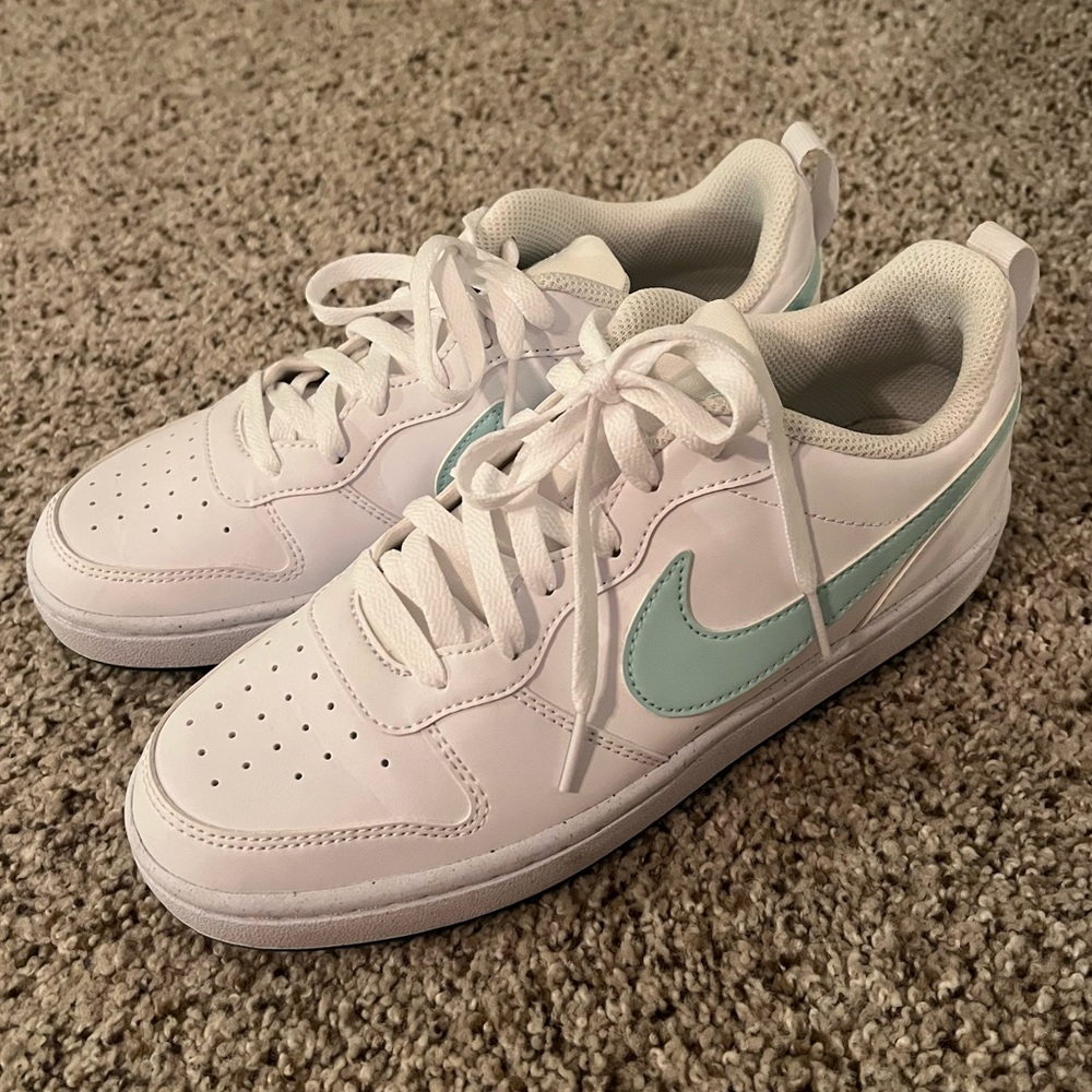 New Nike court borough low recraft. Big kids size 7.